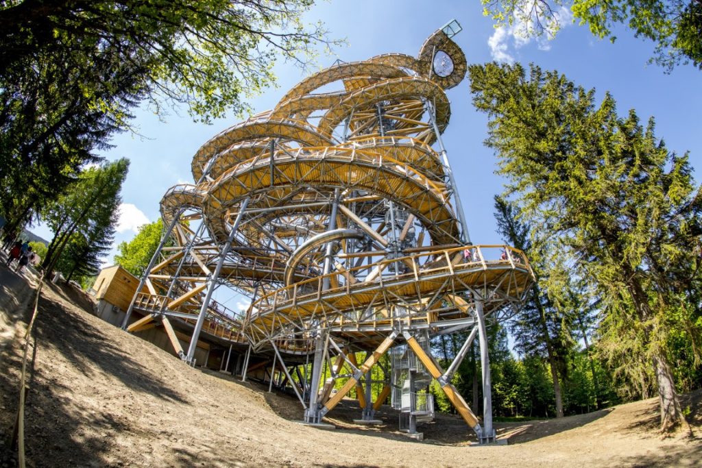 Sky Walk - Tour d'observation phénoménale offrant une vue à couper le souffle sur les monts des Géants, idéale pour une excursion inoubliable en famille.