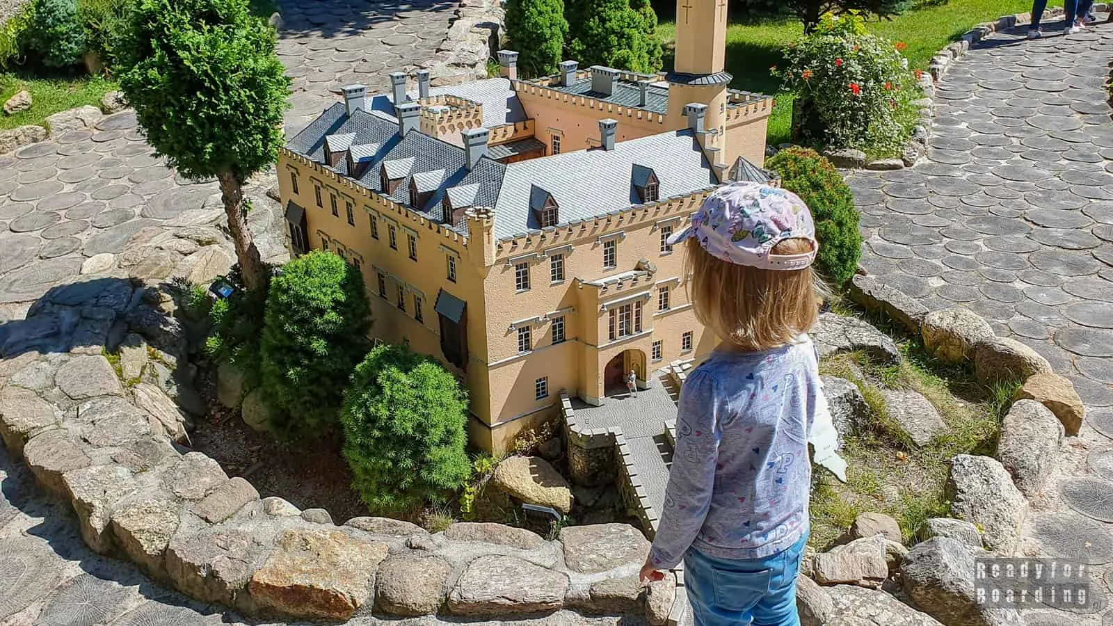Parc de miniatures de Kowary - un enfant en train de regarder un château miniature